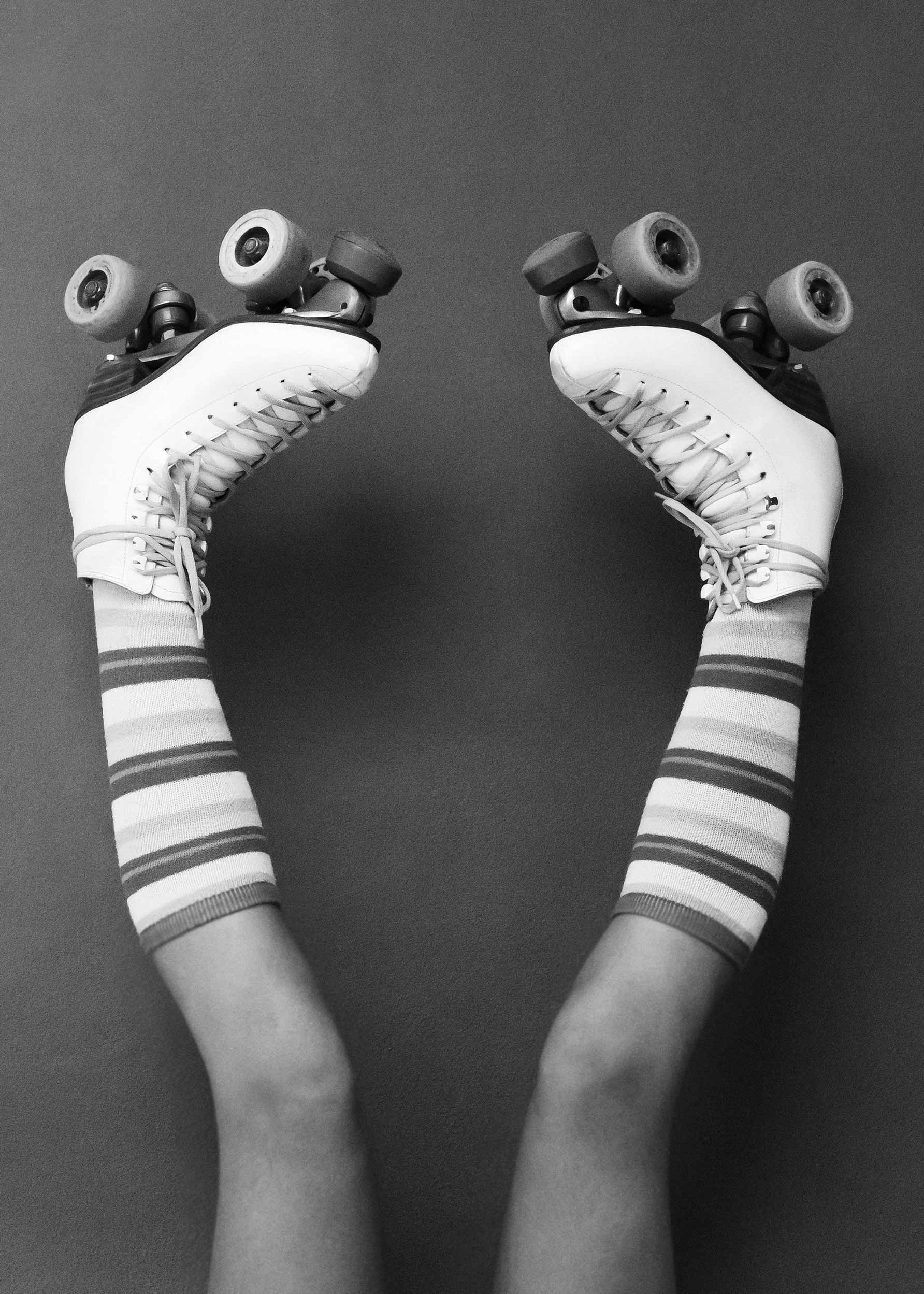 Rollerblades in the Air Poster - Schwarzweiße Rollschuhfotografie (50x70 cm)