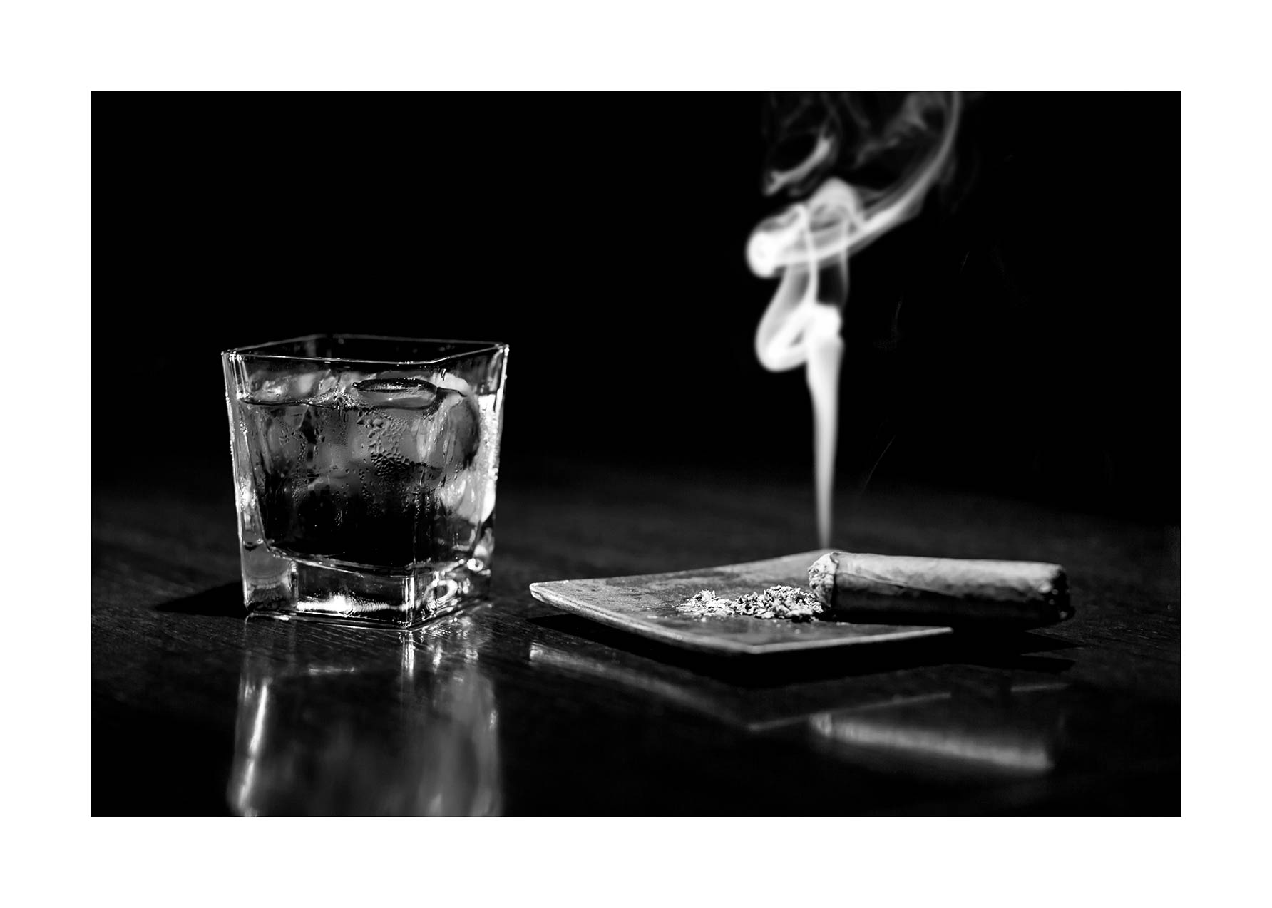 Whiskey and Cigar Poster - Black and white drink photo (50x70 cm)