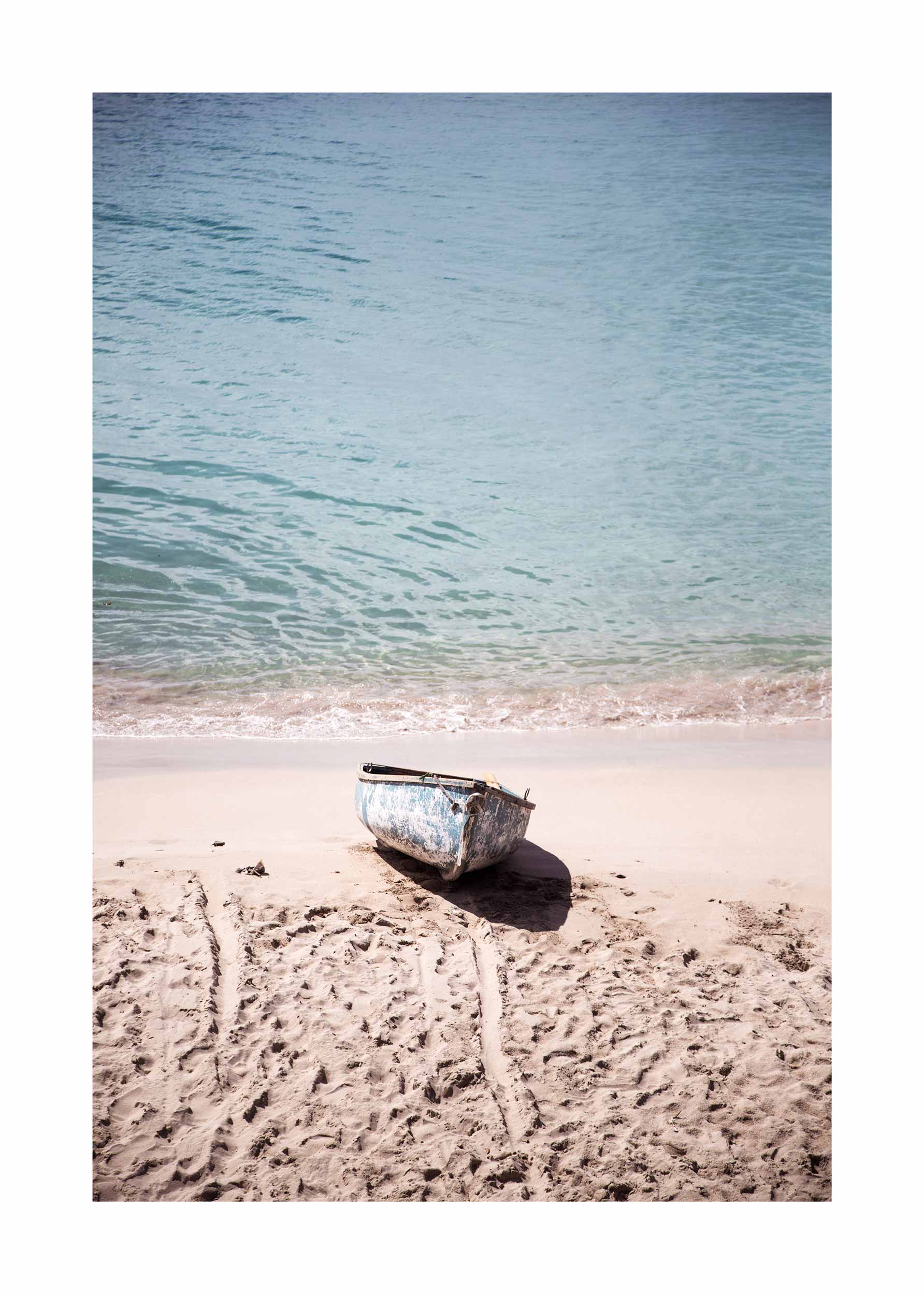 Stranded Boat Poster - Strandfotografie (50x70 cm)