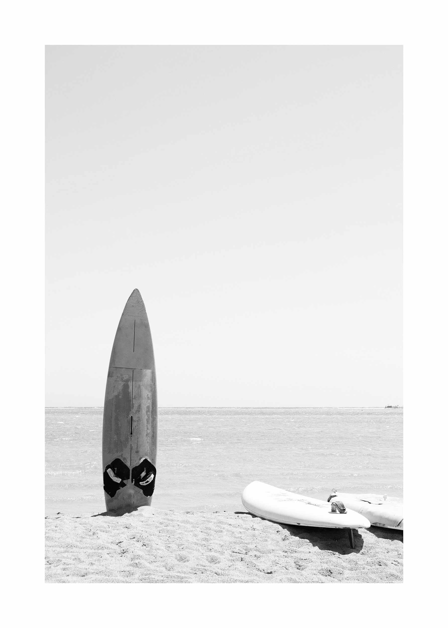 Standing Surfboard Poster - Schwarzweiße Strandfotografie (40x50 cm)
