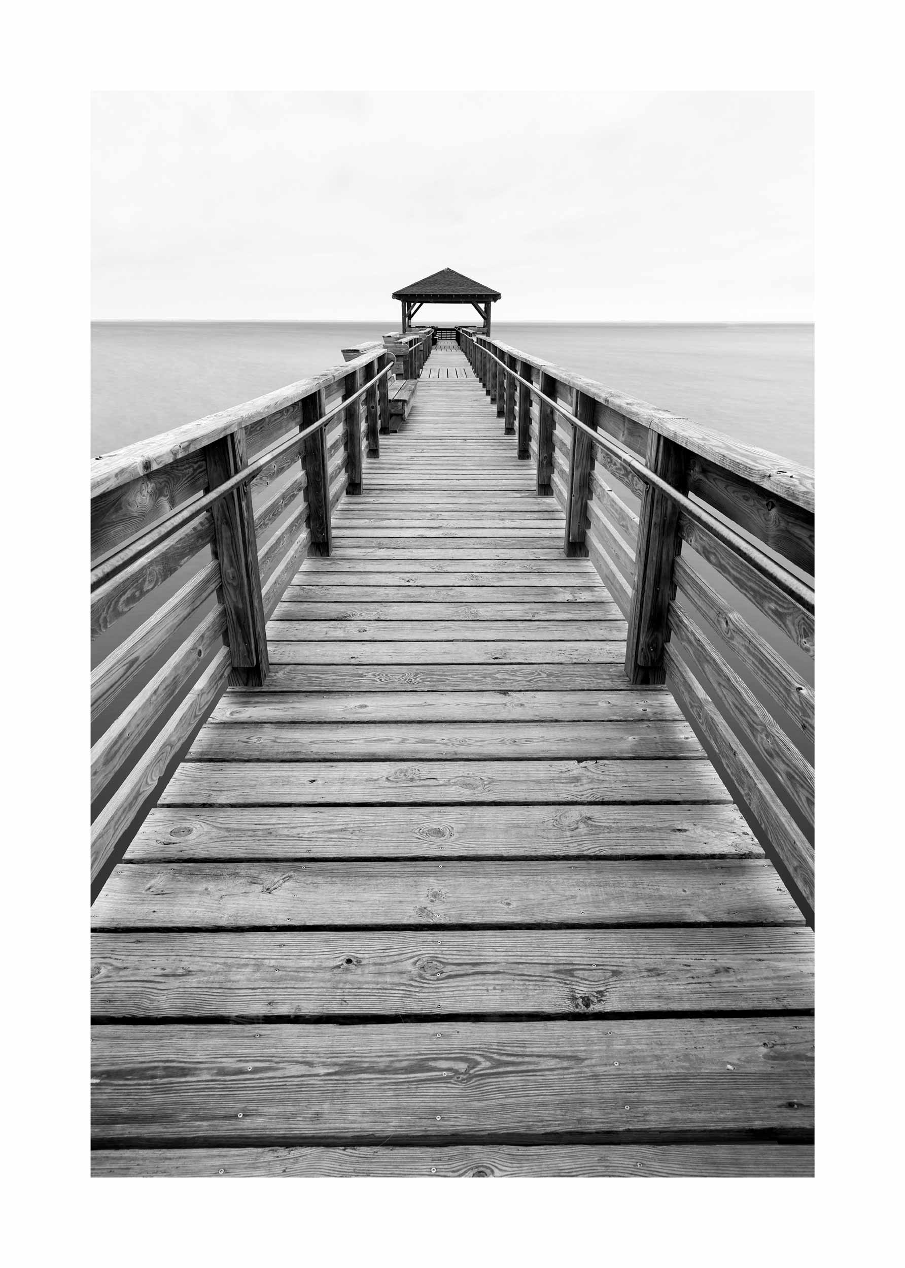 Fishing Pier Poster - Schwarzweißes Küstenfoto (50x70 cm)