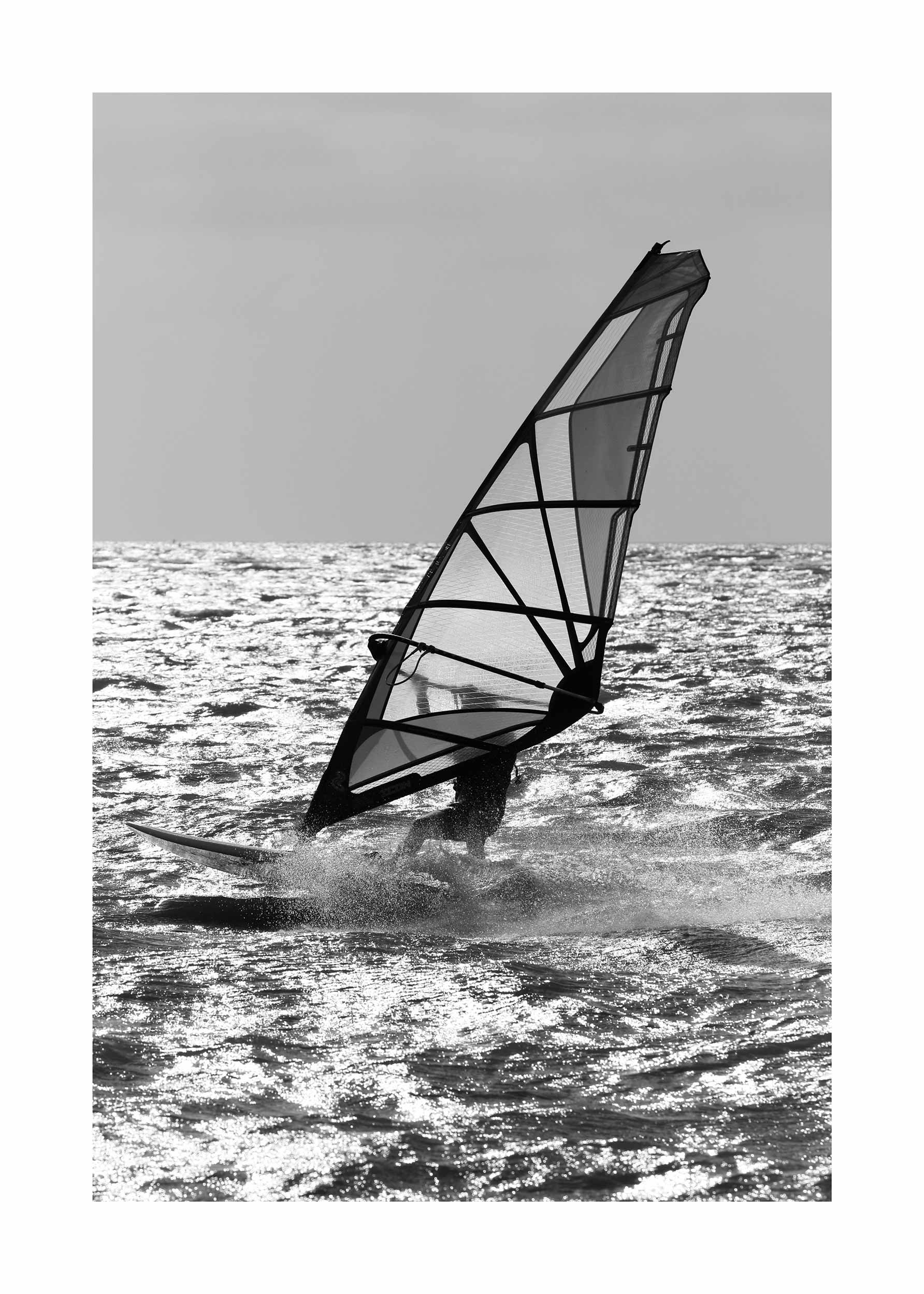 Windsurfer Poster - Schwarzweiße Surfer-Fotografie (50x70 cm)