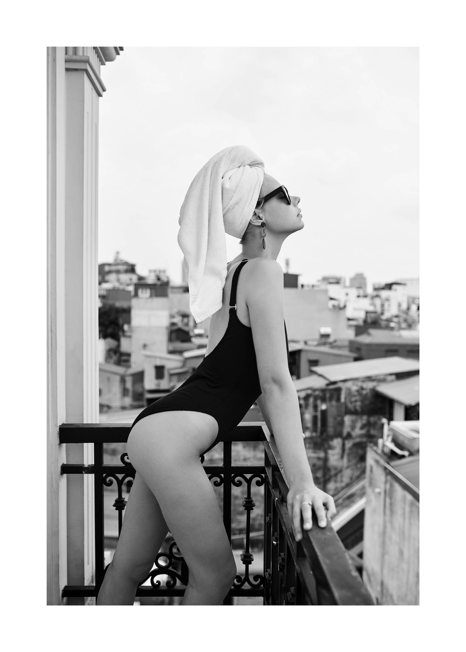 Sunbathing on Balcony plakat - Sort-hvid modefotografi (30x40 cm)