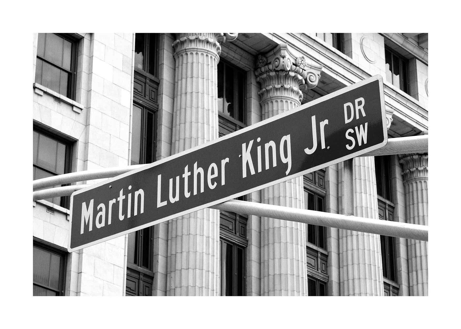 Martin Luther King Jr. Poster - Black and white architecture photo (50x70 cm)