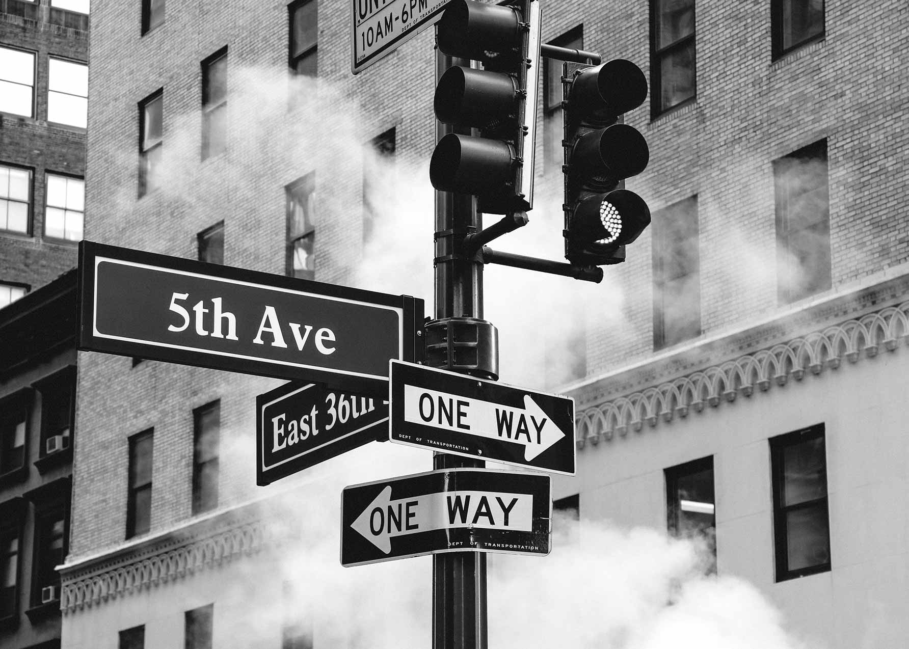 5th Avenue plakat - Sort-hvid byfotografi (50x70 cm)