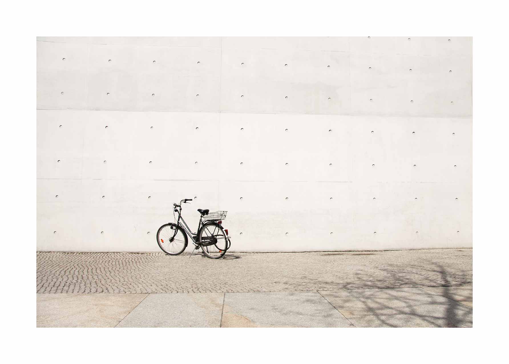 Bike in Berlin Poster - Urbane Fotografie (40x50 cm)
