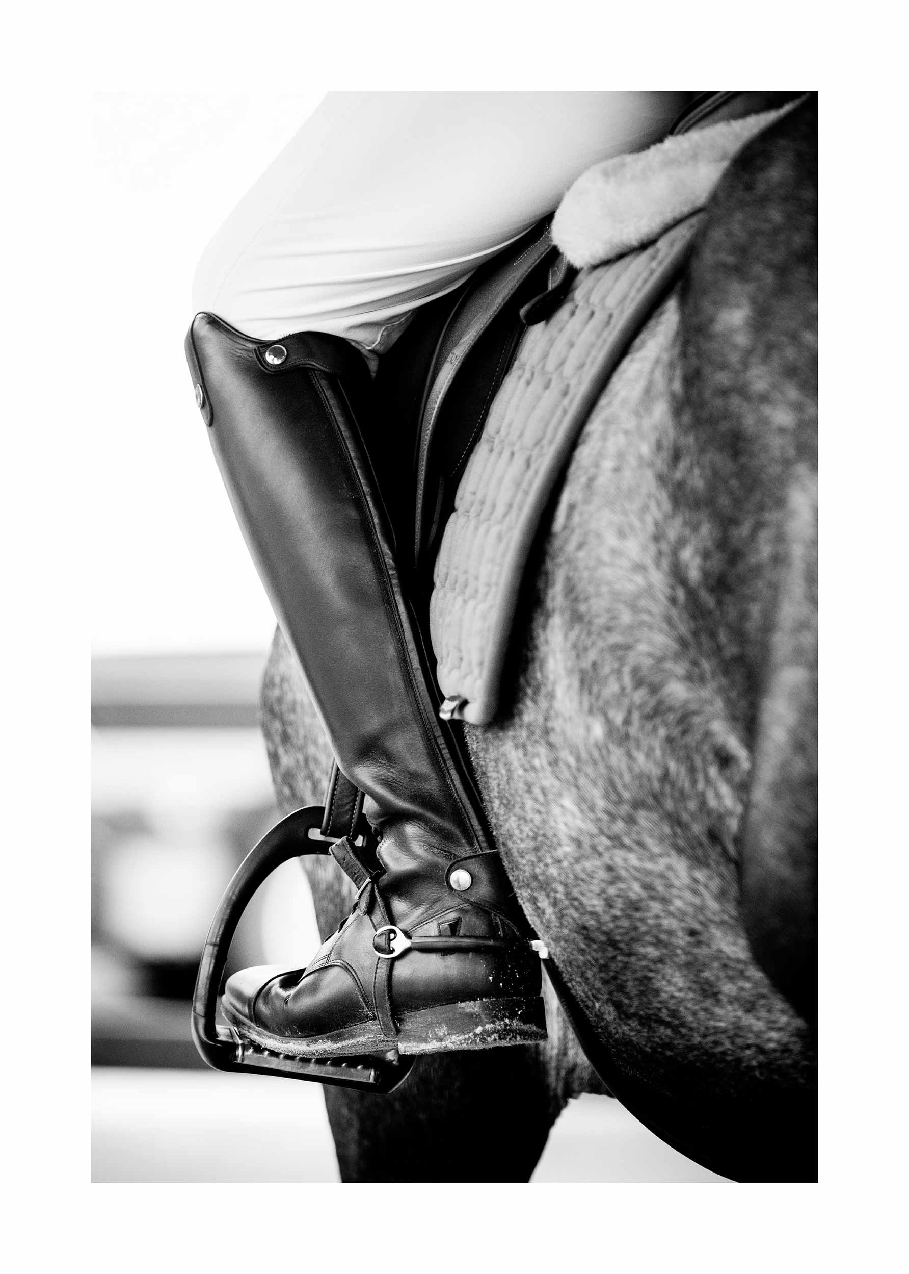 Horse Riding Poster - Schwarzweiße Sportfotografie (50x70 cm)