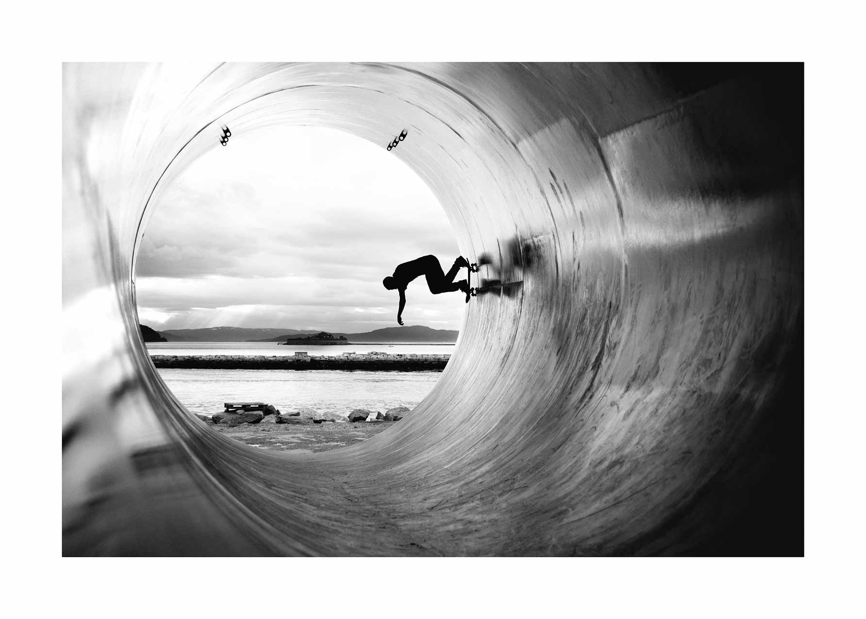Skate Tunnel Poster - Schwarzweiß-Fotografie eines Skateboarders (50x70 cm)