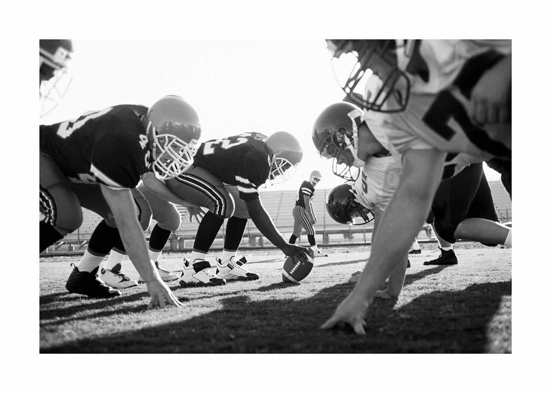 Line of Scrimmage Poster - Schwarzweiße Sportfotografie (30x40 cm)