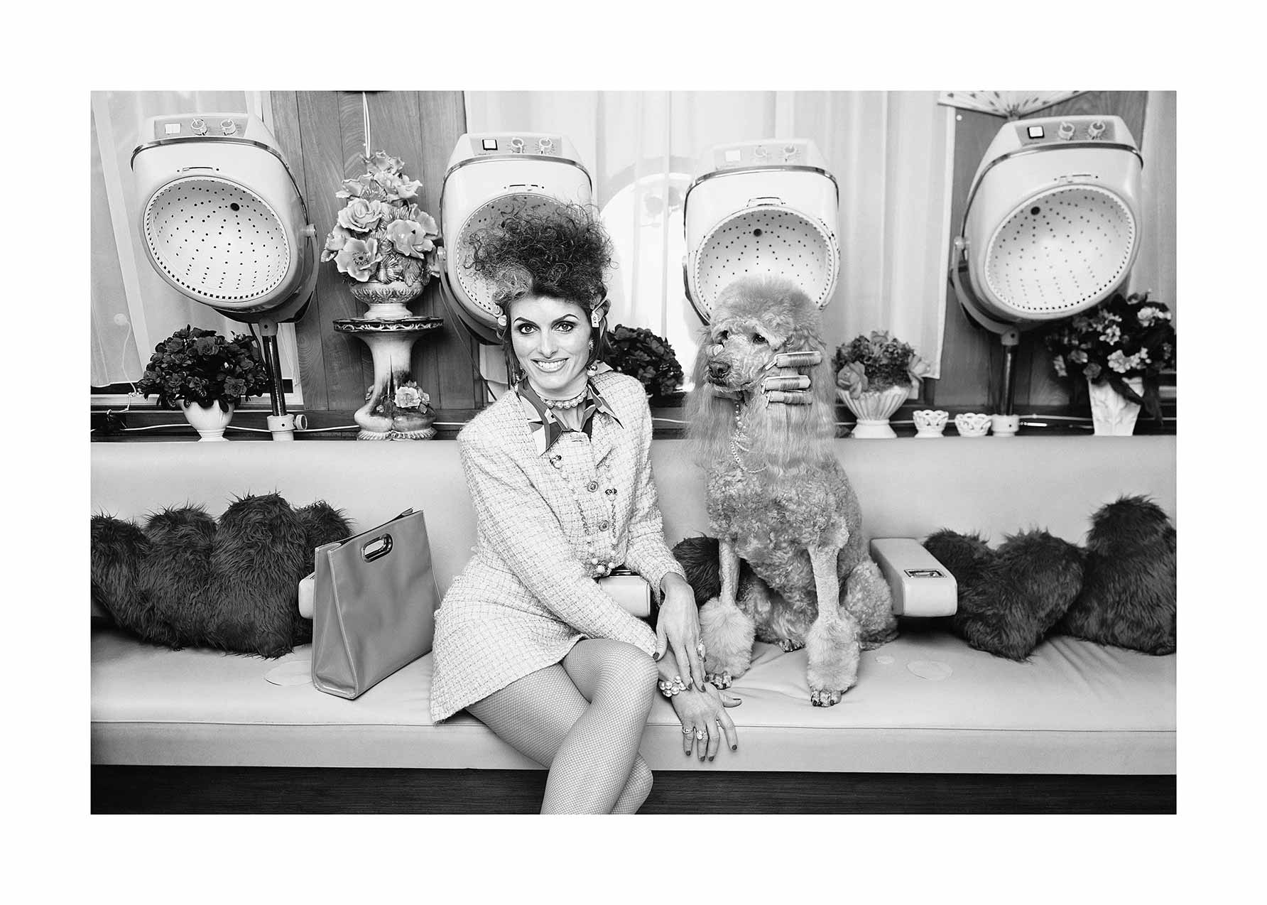 Day at the Salon Poster - Schwarzweiße Modefotografie (30x40 cm)