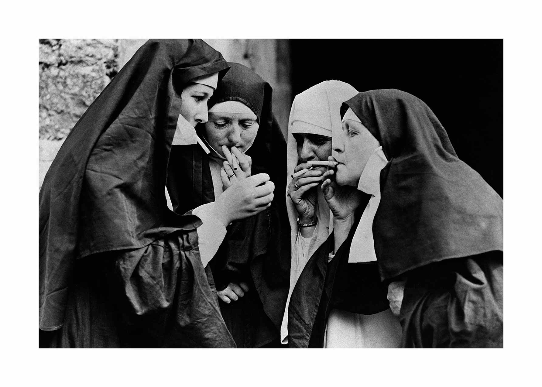 Smoking Nuns Poster - Schwarzweißes Porträtfoto (40x50 cm)