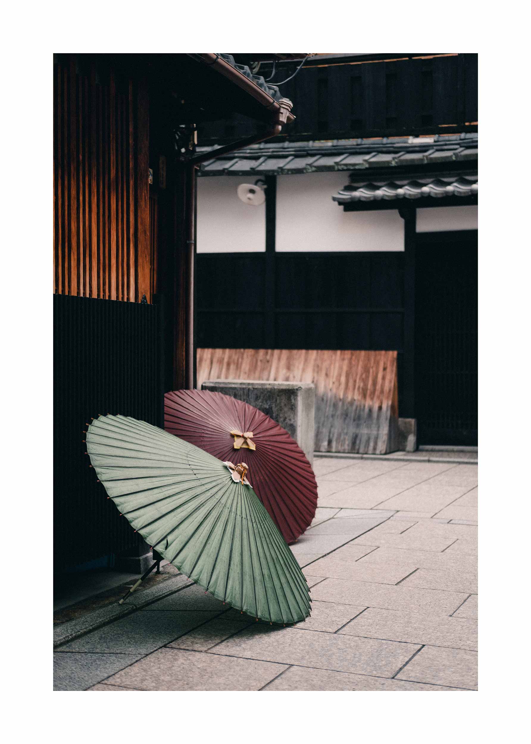 Japanese Umbrella Poster - Straßenszene Fotografie (30x40 cm)