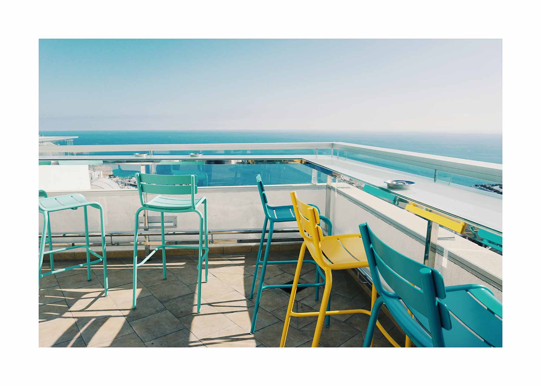 Colorful Chairs by the Sea Poster - Küstenfotografie (50x70 cm)