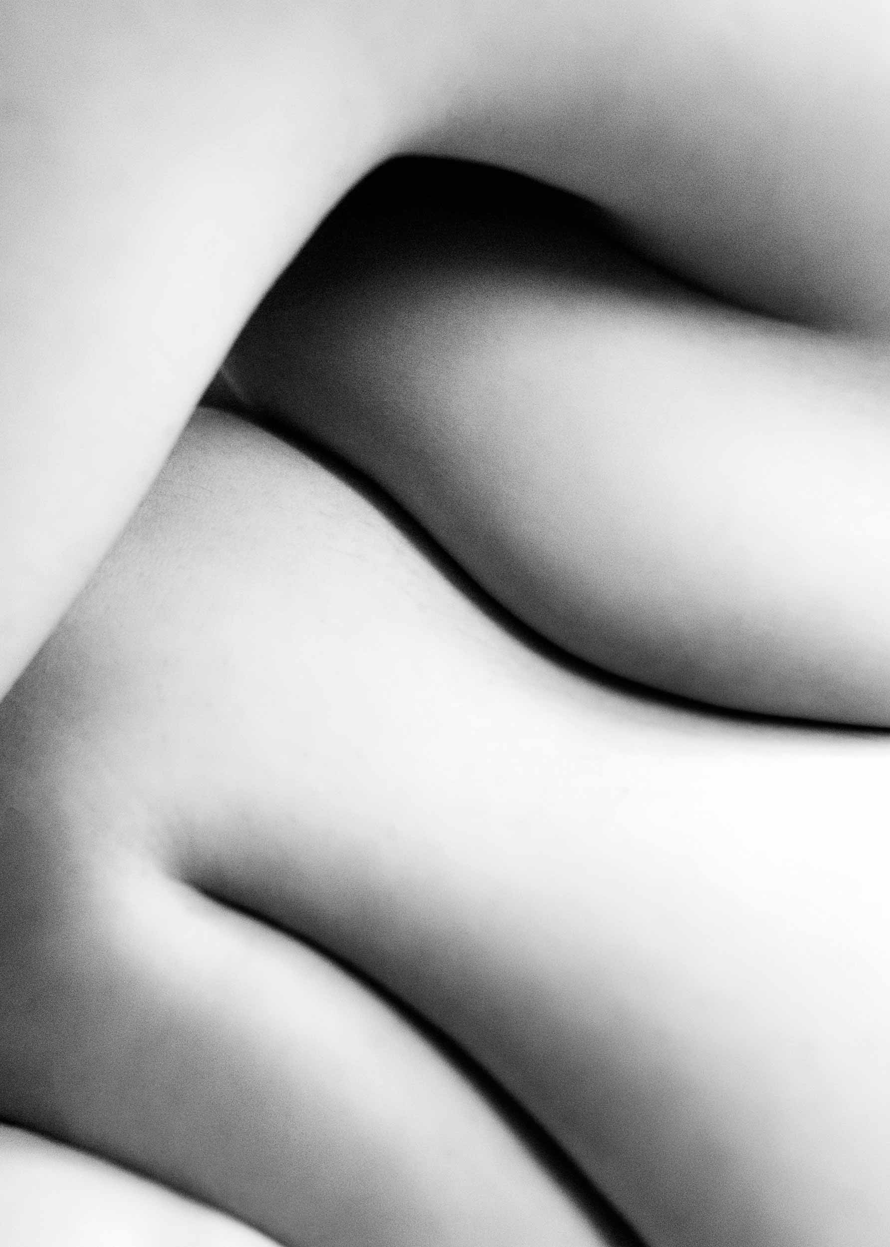 Body Layers Nude Poster - Schwarzweiße Körperfotografie (50x70 cm)