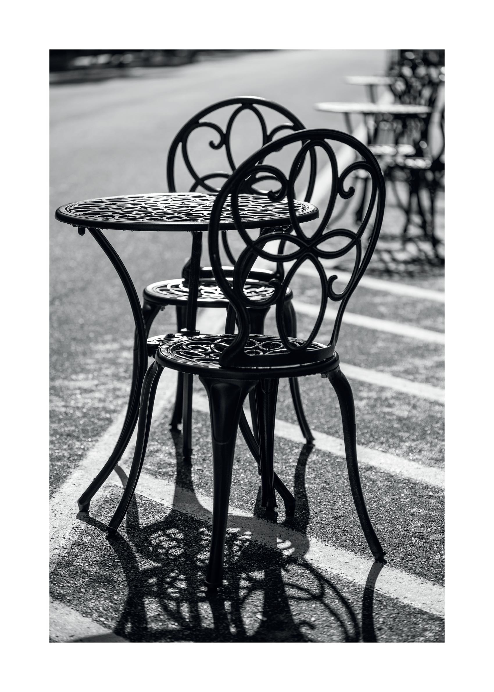Paris Coffee Spot Poster - Black and white café photography (50x70 cm)