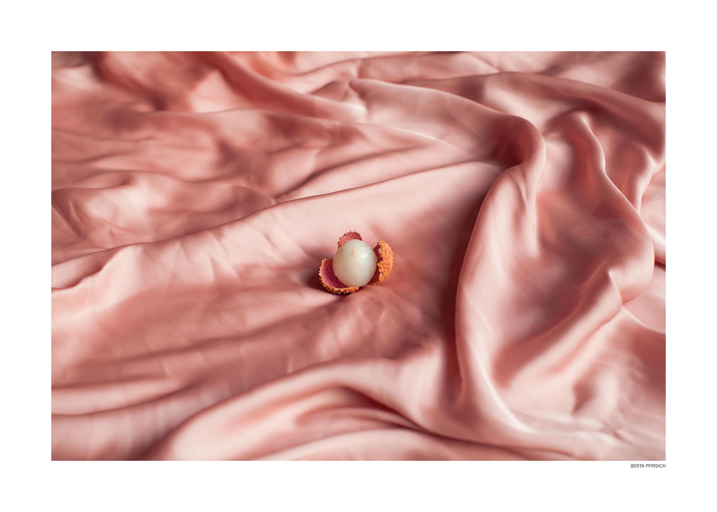 Litchi on Bed Poster - Fruchtfotografie (30x40 cm)
