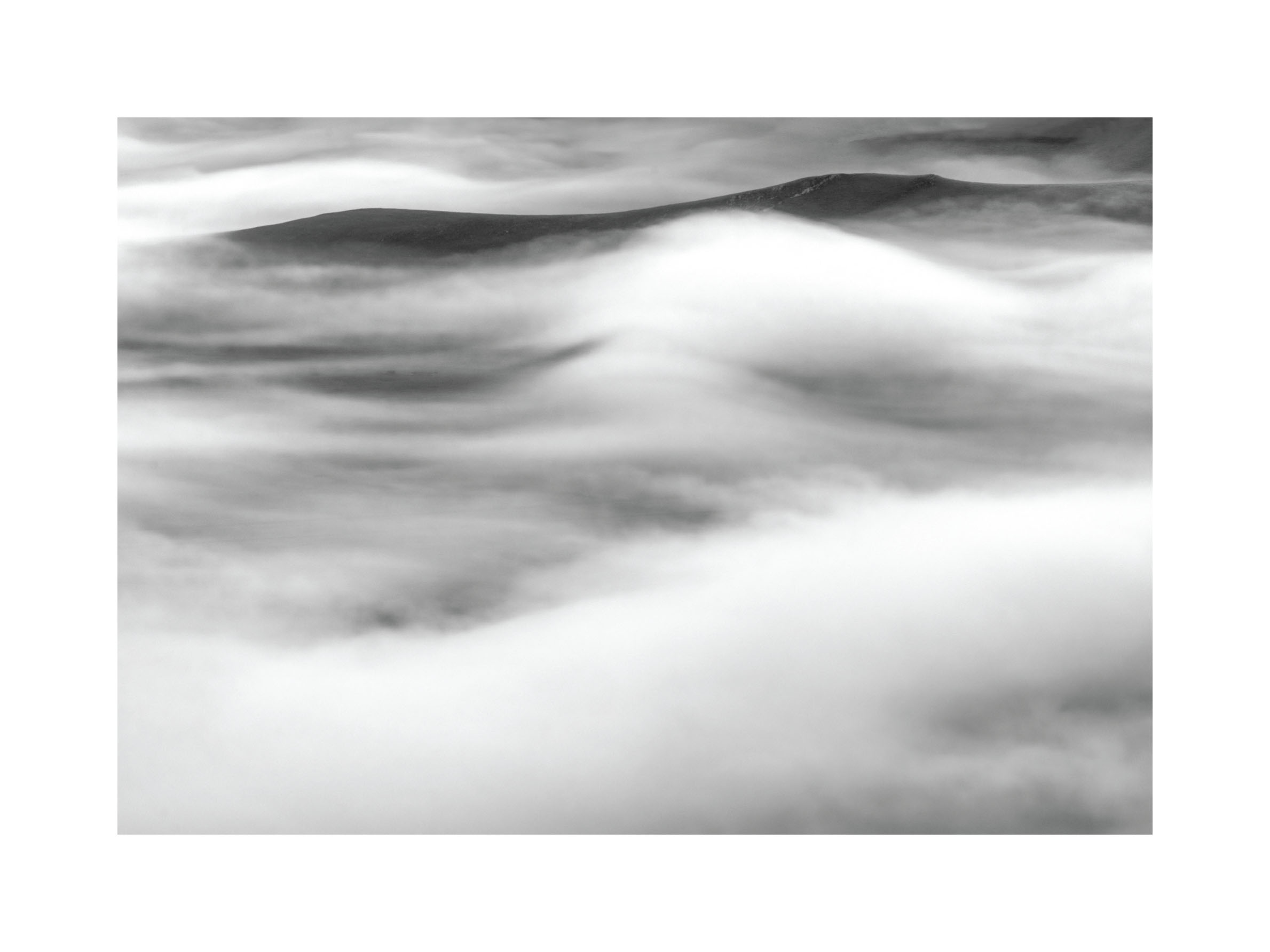 Bed of Clouds Poster - Schwarzweiße Landschaftsfotografie (40x50 cm)
