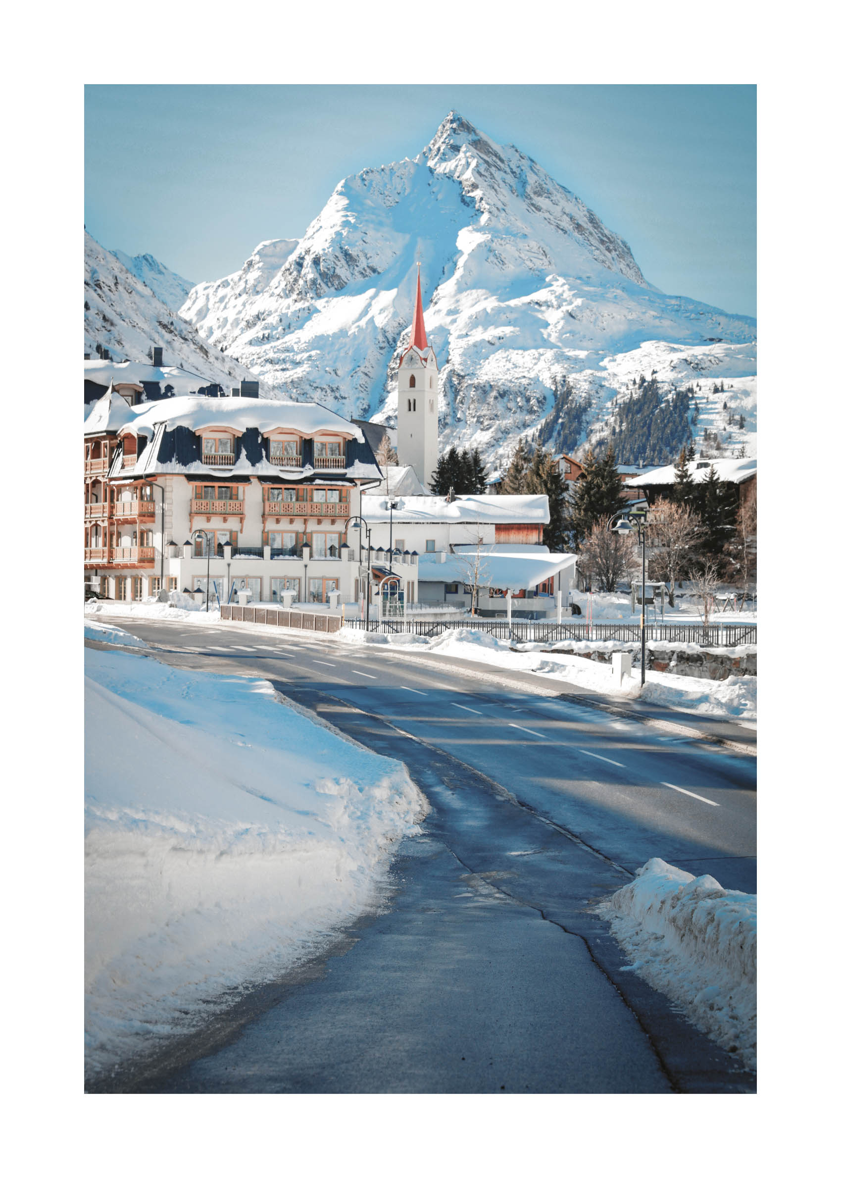 Mountainous Alpine Town plakat - Landskabsfotografi (30x40 cm)