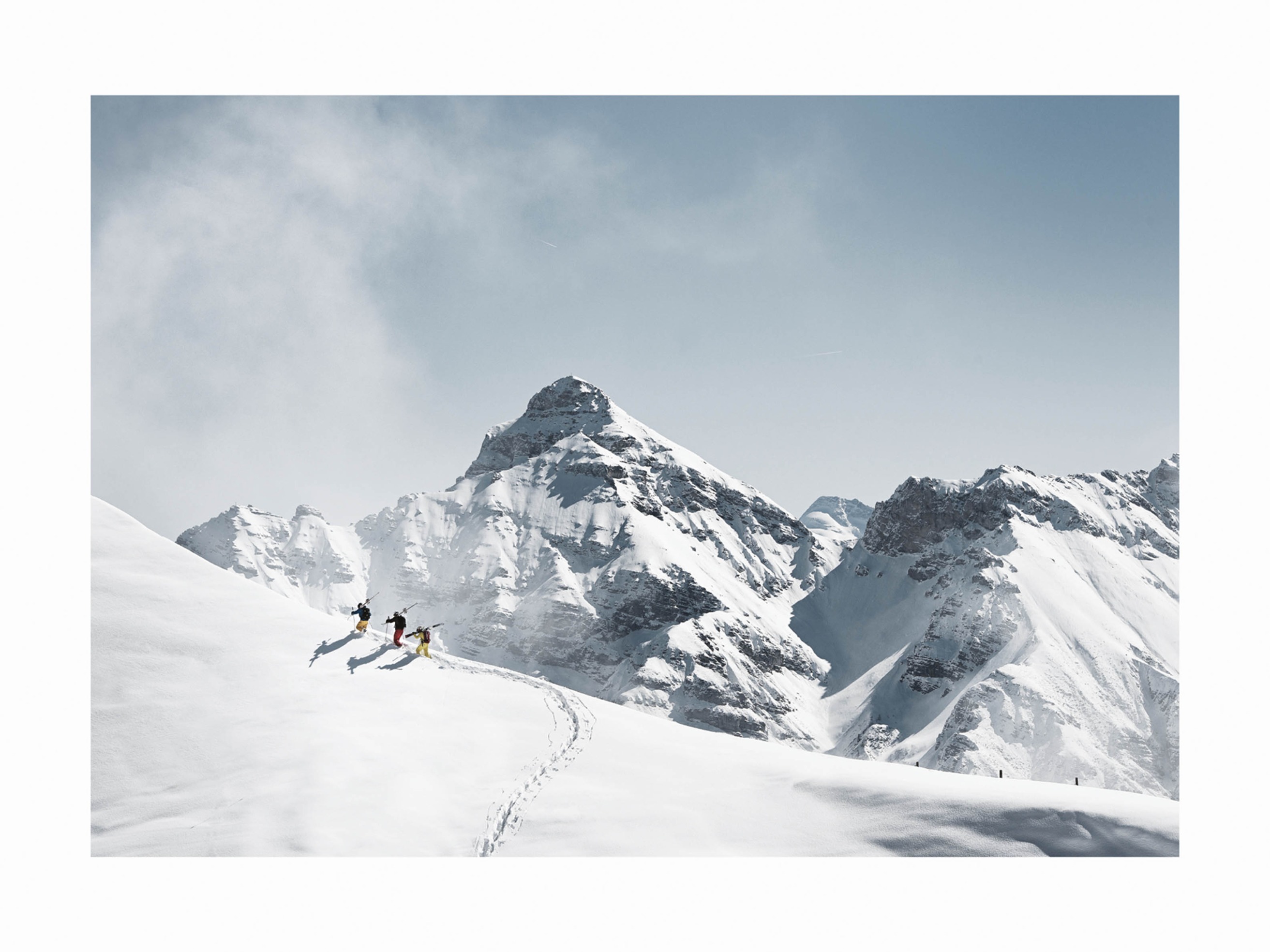 Snowy Mountain Walk Poster - AlpenlandschaftsFotografie (50x70 cm)