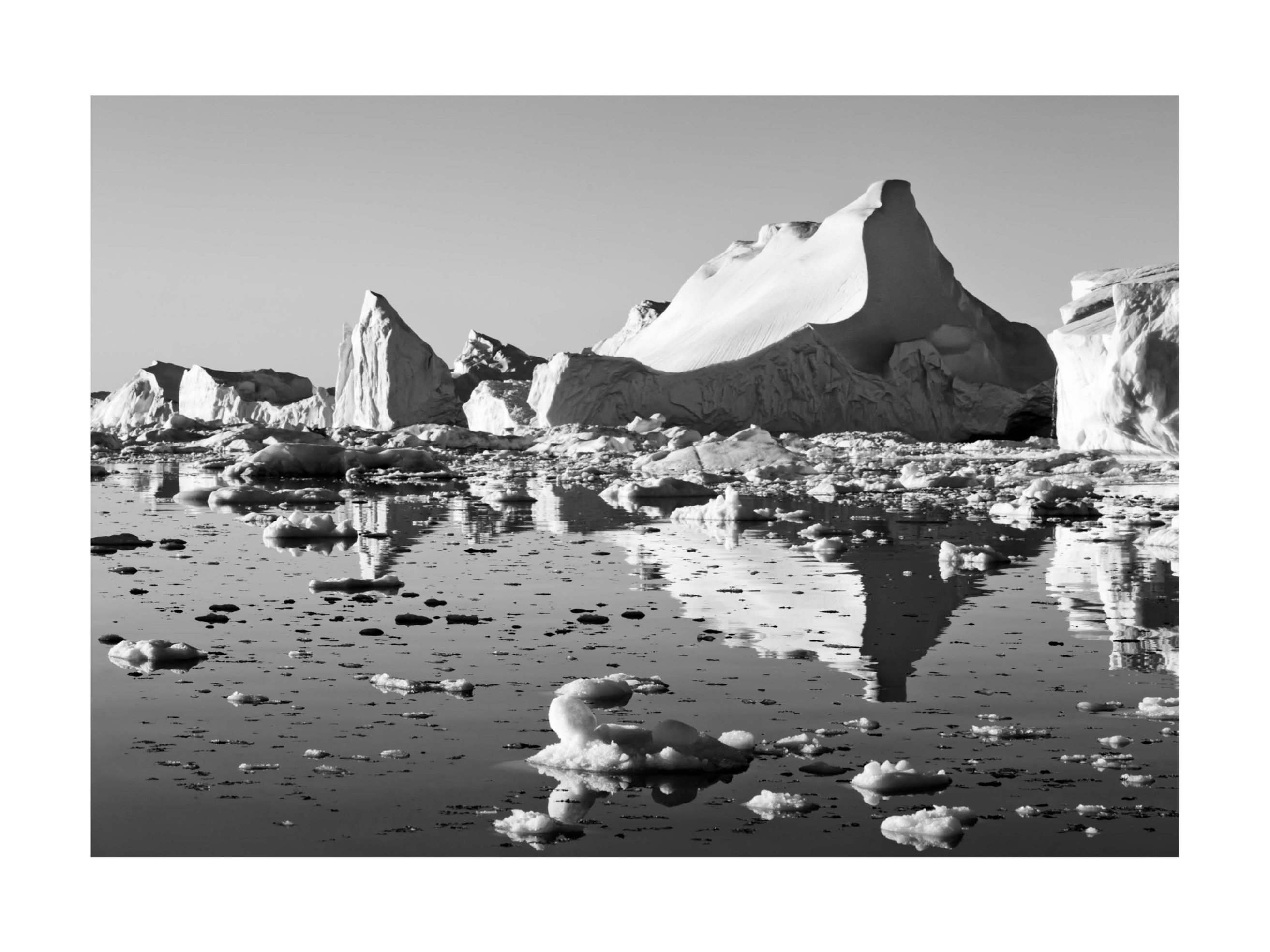 Floating Ice Poster - Schwarzweiße Naturfotografie (30x40 cm)