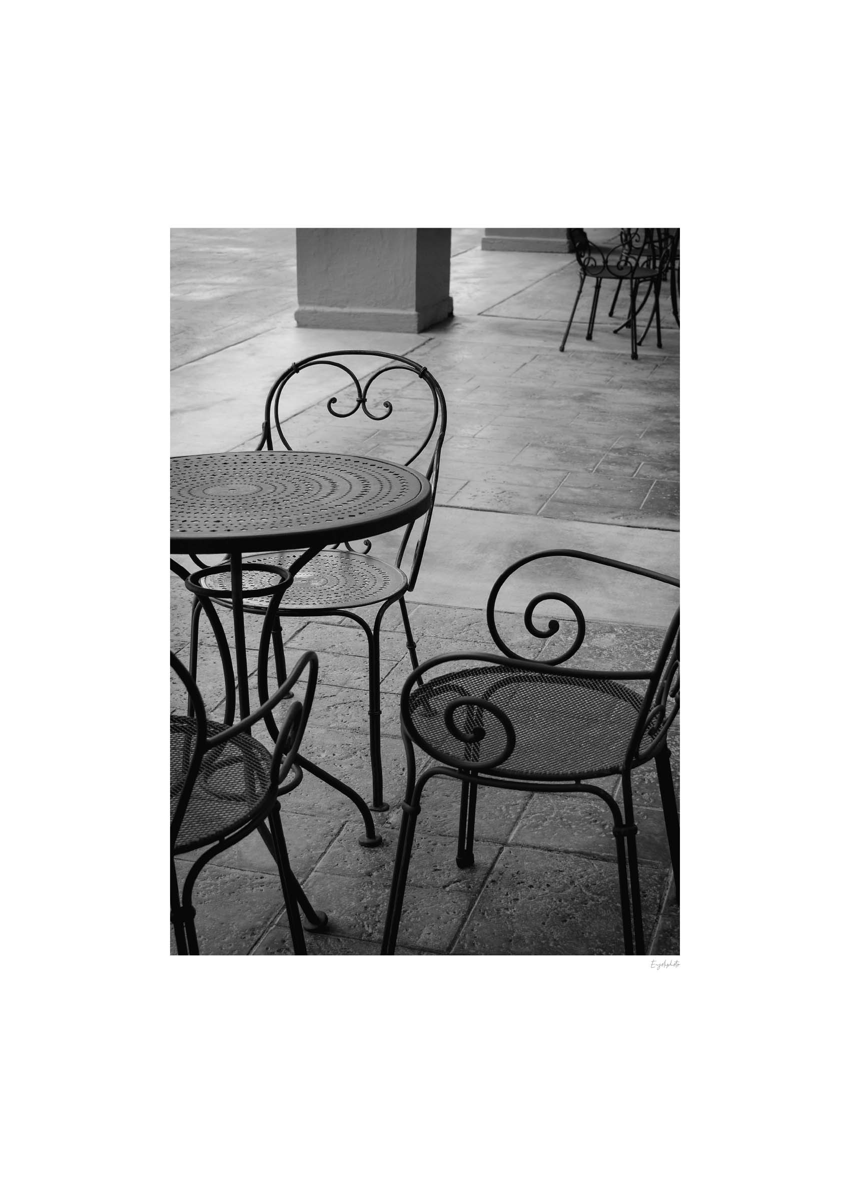 Table Talk poster - Black and white café photography (40x50 cm)