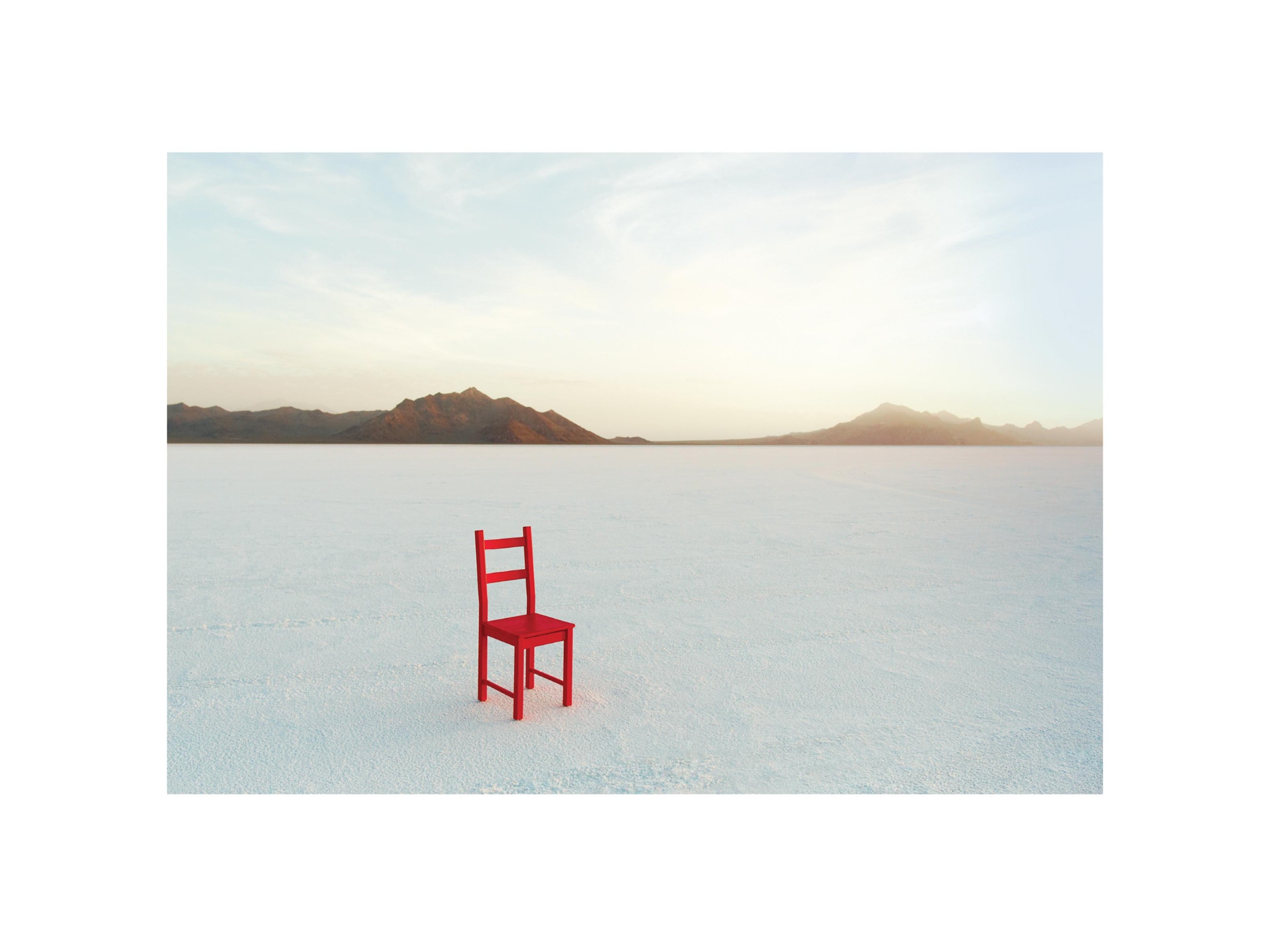 Red Chair on Salt Flats plakat - Landskabsfotografi (30x40 cm)