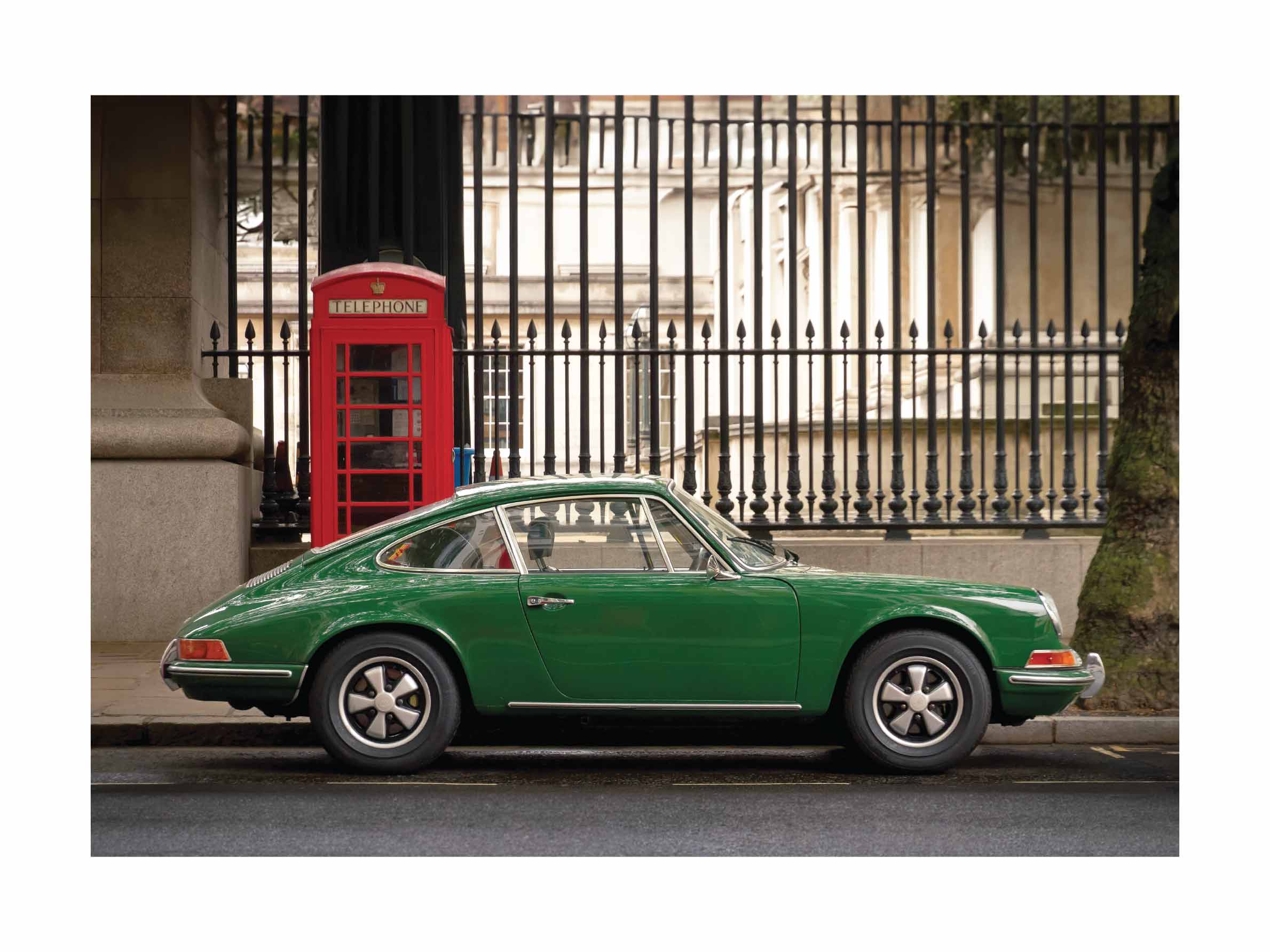 Porsche in London poster - Vintage car photography (50x70 cm)